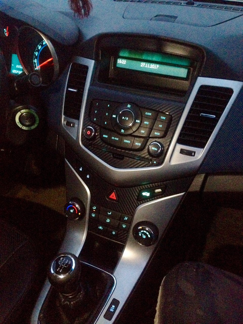 Наклеил карбоновую плёнку и поставил кнопку открывания багажника с usb зарядкой. — Chevrolet Cruze (1G)