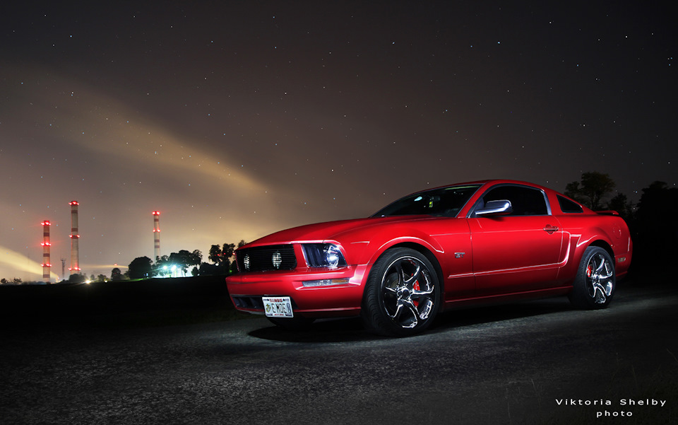 Ford Mustang купе ночью