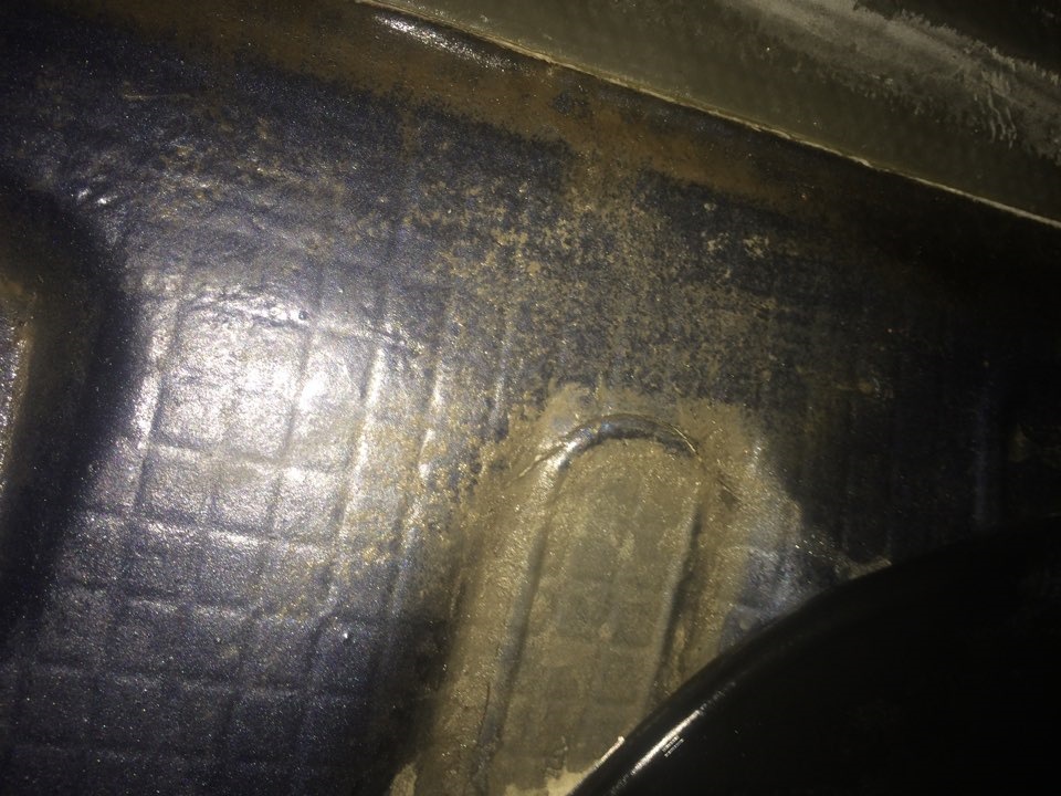 Влага под передним водительским ковриком. — Ford Focus II Sedan, 2 л ...