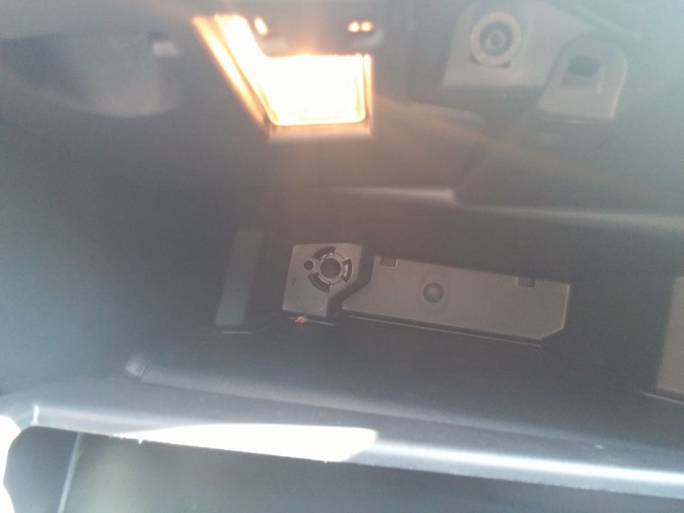 Как снять бардачок меган 3 Подсветка бардачка - Renault Megane III, 1,5 л, 2015 года другое DRIVE2