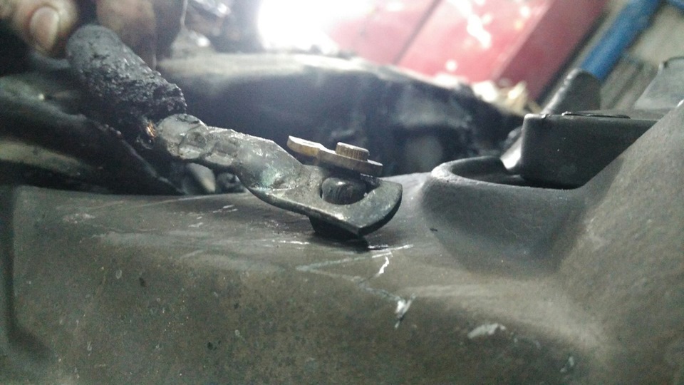 та самая клема и её болт крепления — KIA Sorento (1G)