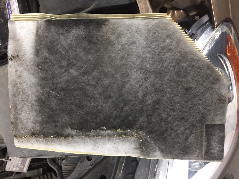 Мусор на грубой очистке и пыль. На фильтрующей поверхности (в складках фильтра) без криминала)) — Volvo XC60 (1G)