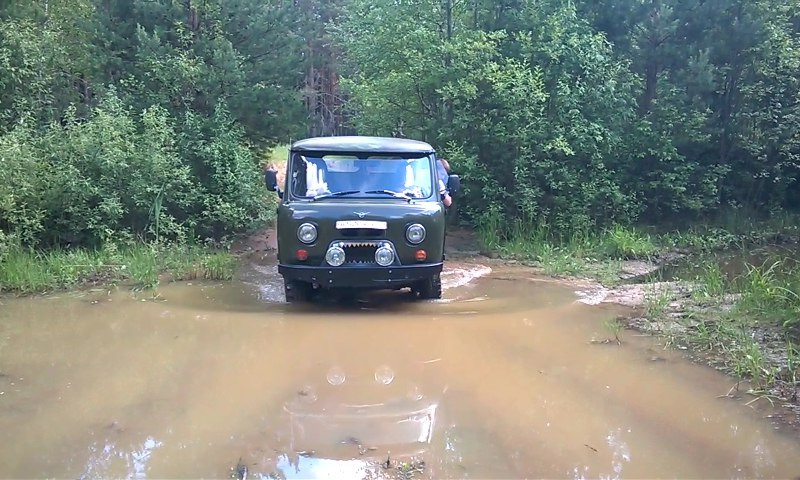 Уаз едет под водой