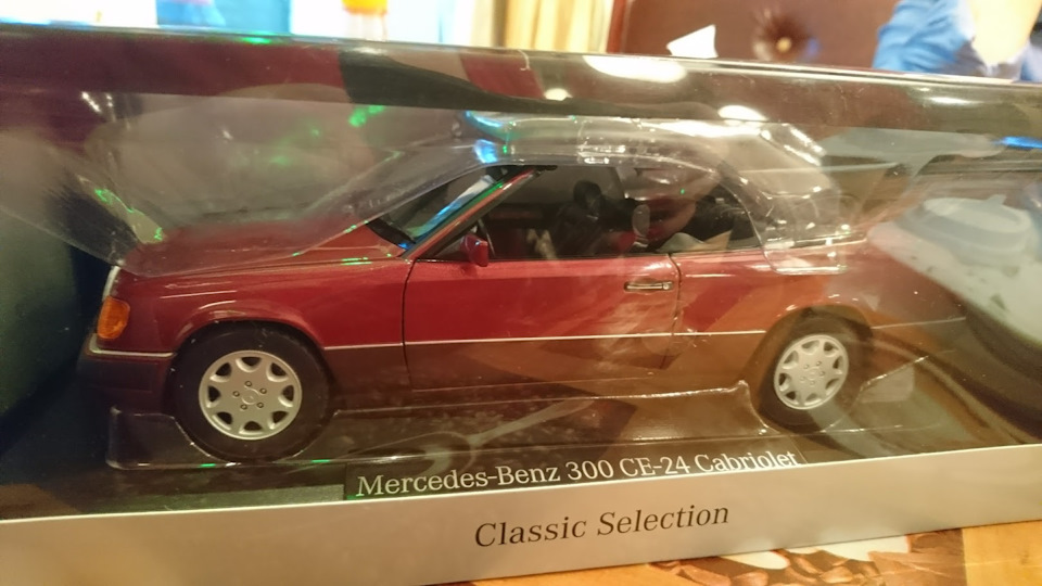 маленький красный 124й :) — Mercedes-Benz E-Class (W124). Запчасти на фото: CLASSIC