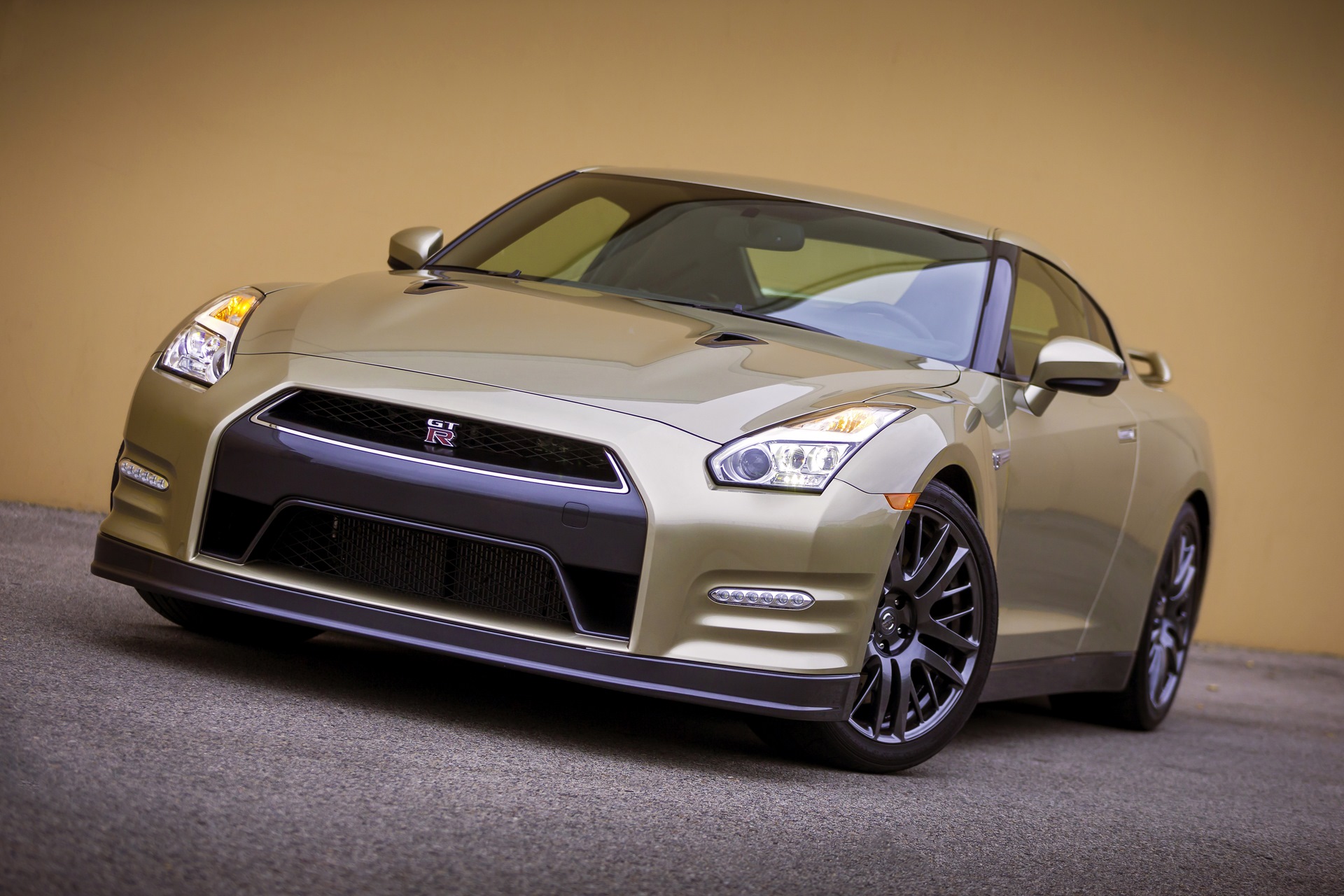 Nissan GTR r35 Gold