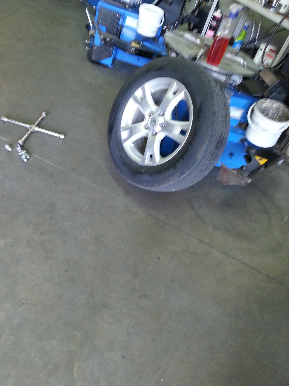 Пробило колесо саморезом — Toyota RAV4 (III), 2 л, 2008 года | визит на ...