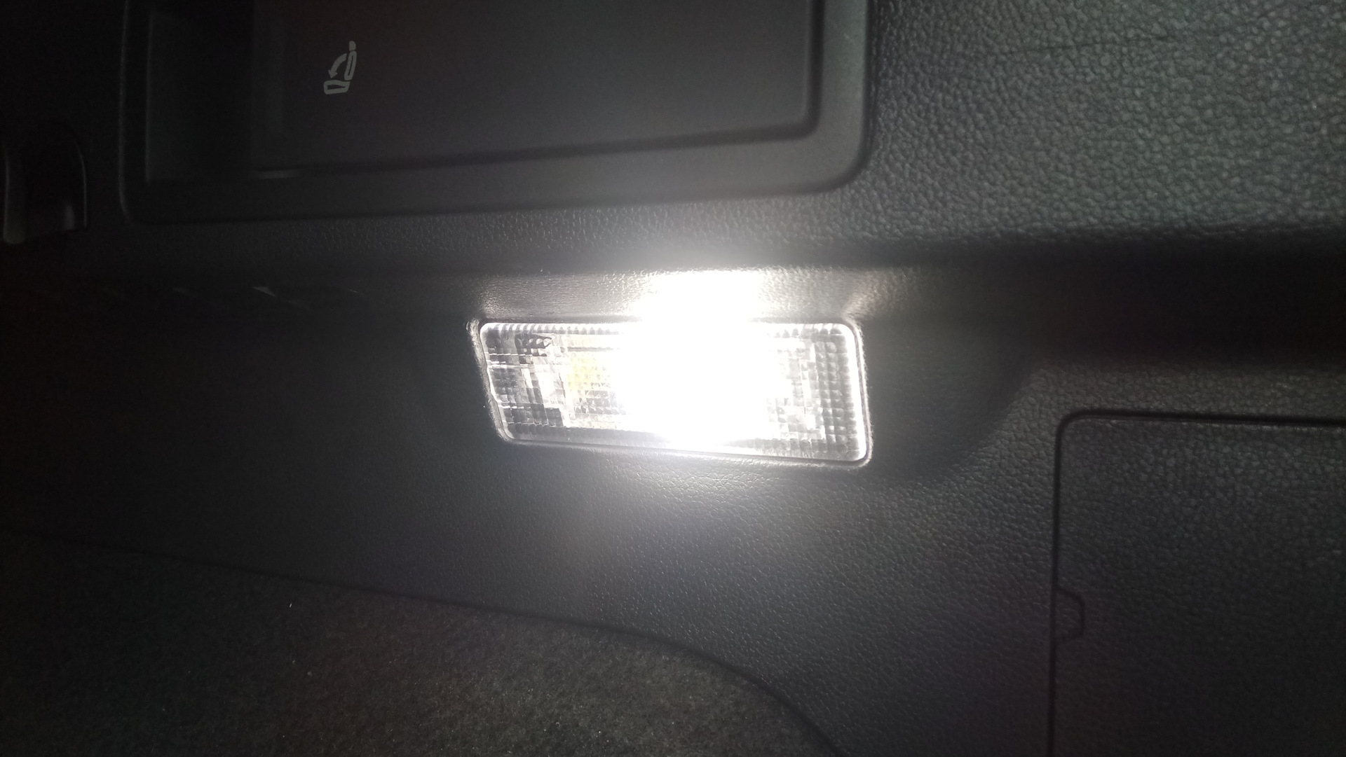 Подсветка двери багажника. Плафон освещения Тигуан 2. Лампочка подсветки багажника VW Tiguan. Лампа багажника Тигуан 2012. Tiguan 2 лампы освещения.