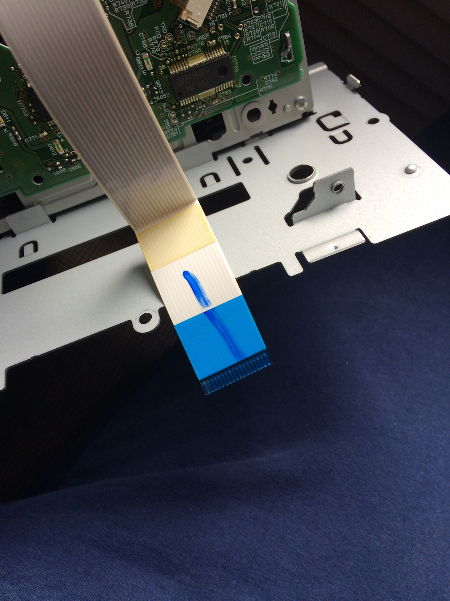 Как правильно поставить шлейф. Крепление шлейфа клавиатуры ноутбука asus. Фиксатор шлейфа клавиатуры ноутбука леново g700. Как правильно поставить шлейф. Шлейф на ssd в ноутбук huawei d15.