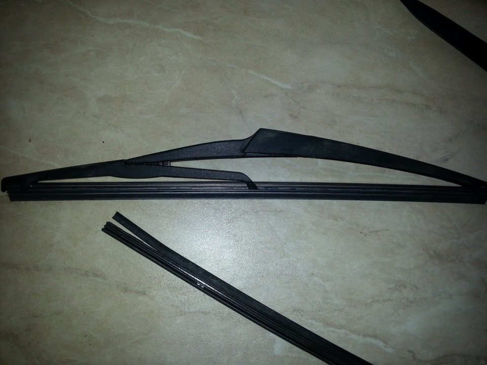 Замена резинки заднего дворника — Peugeot 308 (1G), 1,6 л, 2008 года ...