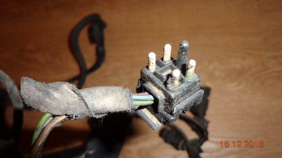 Контакты 124. Конденсатор для магнето м 124. Контактная пластина звукового сигнала. Контакты 124. Мерседес 124 распиновка фары.