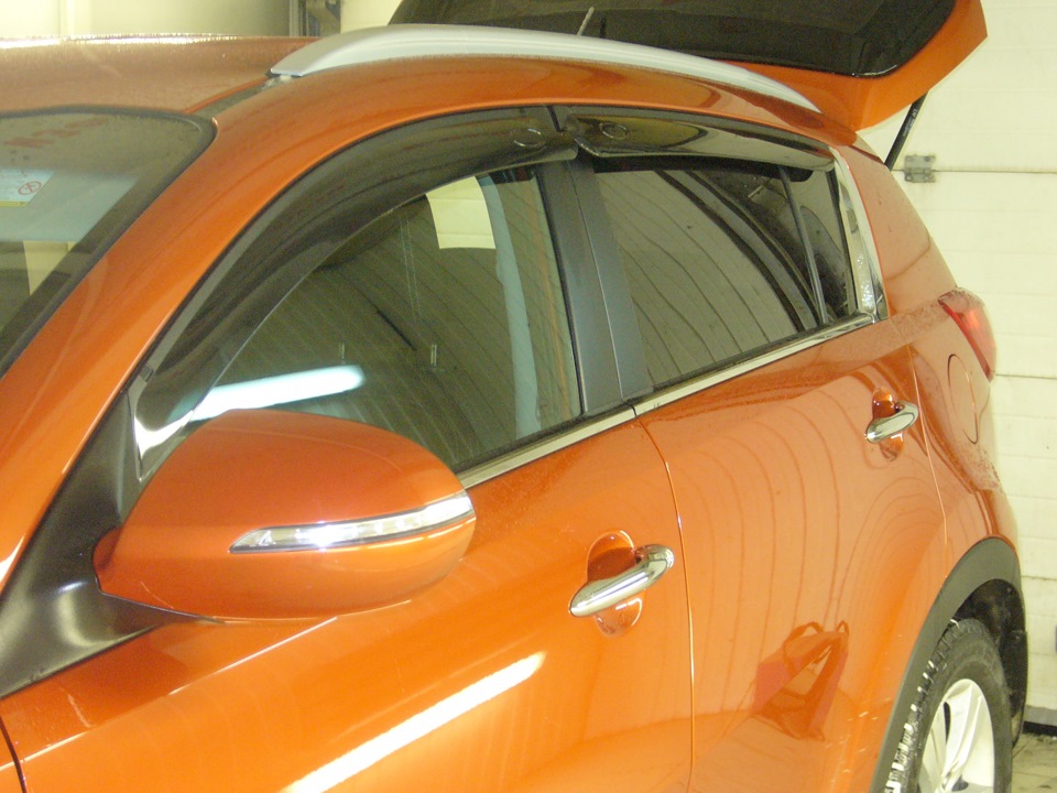 Дефлектроры Mobis — KIA Sportage (3G), 2 л, 2012 года | аксессуары | DRIVE2