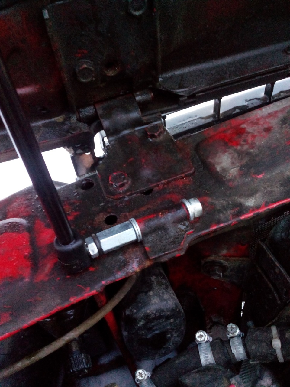 Газовый упор капота — Lada 2107, 1,5 л, 1991 года | тюнинг | DRIVE2