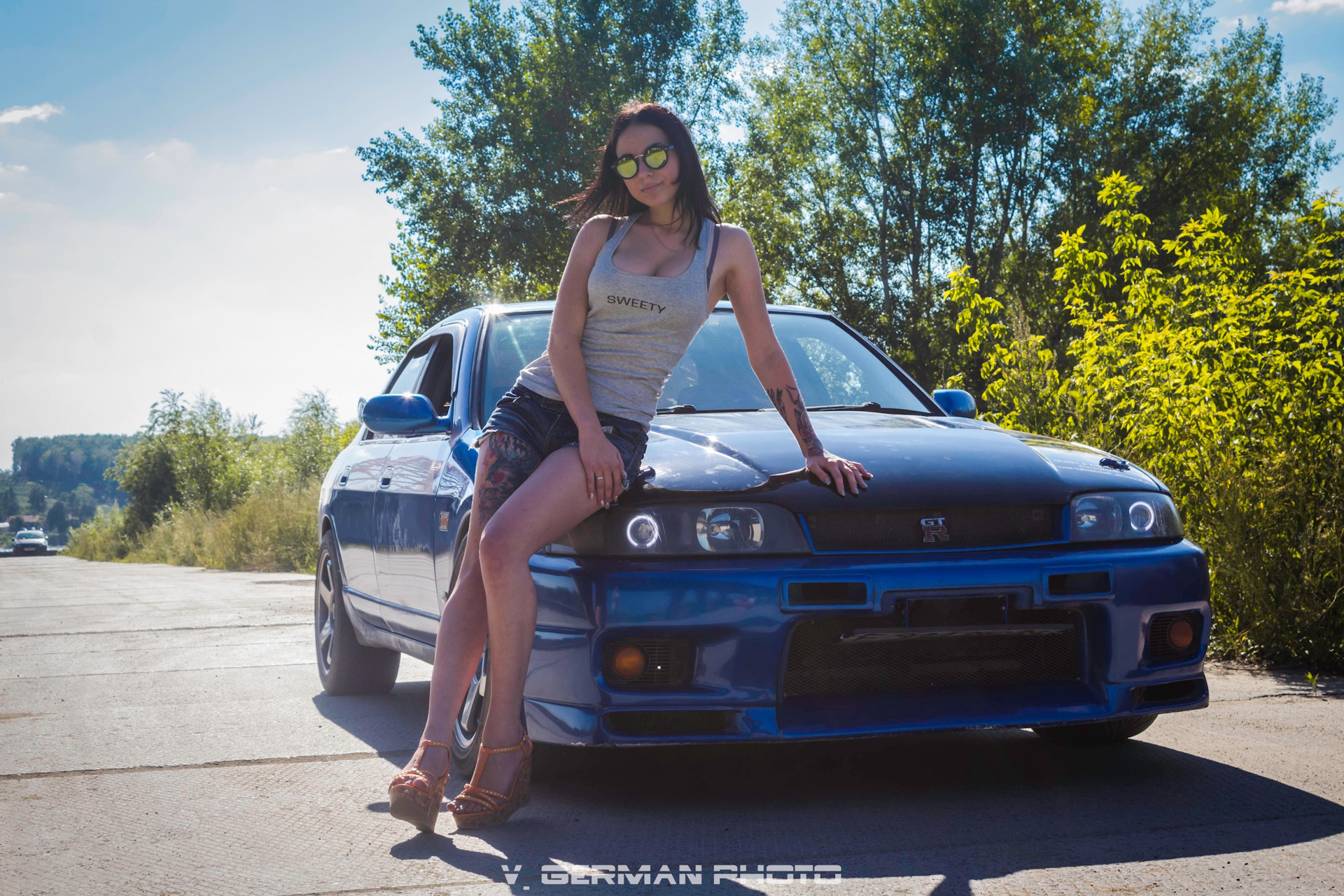 Nissan Skyline r34 с девушкой