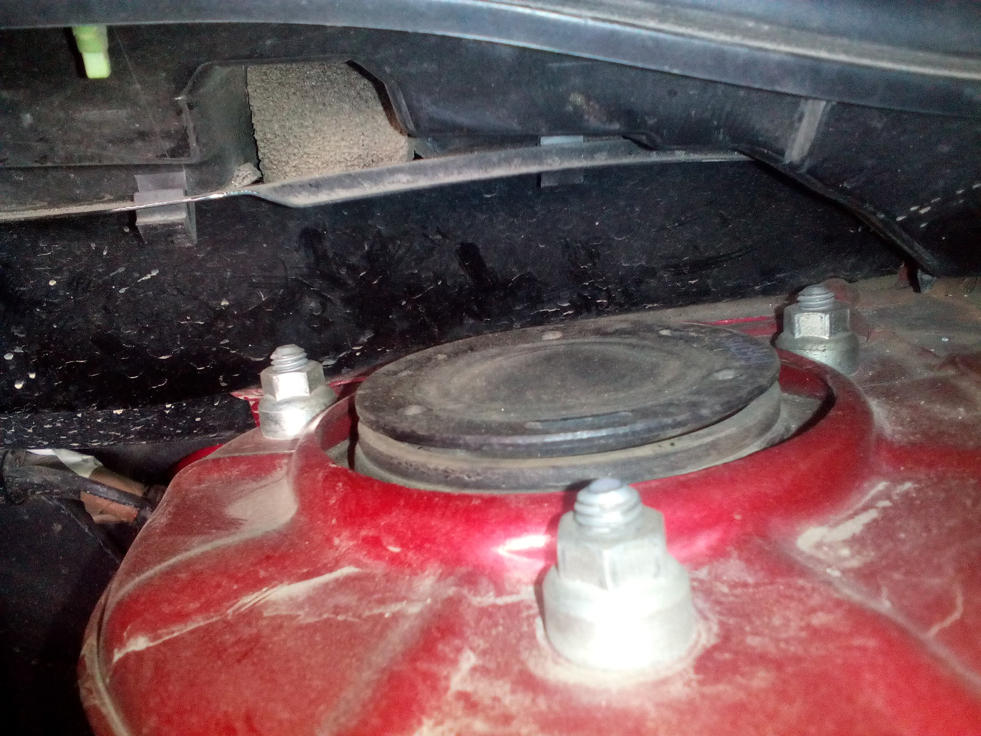 Чашки стоек. — Toyota E 140, 1,5 л., 2007 года | запчасти | DRIVE2