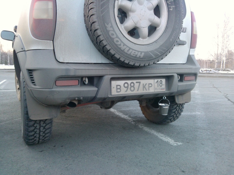75w140 в коробку нивы. 466a222s 960. 75w140 в коробку нивы фото. 75w140 в коробку нивы-466a222s 960. картинка 75w140 в коробку нивы. картинка 466a222s 960. Так и так, как говорит многим известный блогер! Всем здрасте) давно не писал ничего. А между тем нивас подкинул парочку проблем своему горячо любящему его хозяину))) ну то есть мне!) в один прекрасный день потек с альник полуоси( да так потек что все в маслеизвозюкал!( эту проблему надо решать быстро! поехал в сервис, когда подняли нивас на подьемник то выяснилось что с этой же стороны есть люфт подшипника( вот гад я же их оба год назад поменял( видимо либо запчасти калл делают либо то что колеса большие и подшипник не выдержал короче хз, когда в том году менял левый решил за компанию поменять и правый, он не люфтил но машине 11 лет и я подумал что так будет лучше))) наивный парень! не повторяйте ошибок!) все подши задние были родные. так вот я сам снял заведомо рабочий подш и поставил новый) это из серии когда коту делать нечего он короче до блеска все чистит))) ну вот этот подш и проездил всего год( ладно делов то на 15-20 мин! купил подшипник и сальник! когда сняли увидел что в масле присутствует эмульсия, не скажу что совсем кака масло но видимо за зиму и весну мост где-то чуток утоп) делать нечего! надо менять масло!) ну а тут уже работает другая поговорка, все поломки к тюнингу и погнал я искать масло в мосты новое! а именно Castrol 75W-140 и что бы вы думали, масло есть во многих магазинах но после поднятия цен оно стало стоить до безобразия дорого( а с тем учетом что нивас то утопит редуктор и все масло свернется, то сальник ни дай бог потечет думаю брать литр масла по 1100рублей за литр просто маразм) короче нашел где масло продают по старым ценам 620р за литр! сразу взял и на передний мост!)