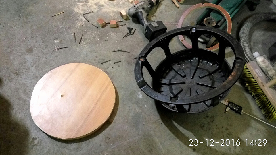 Саб в запаску — Mercedes-Benz C-class Estate (S202), 2,4 л, 1997 года ...