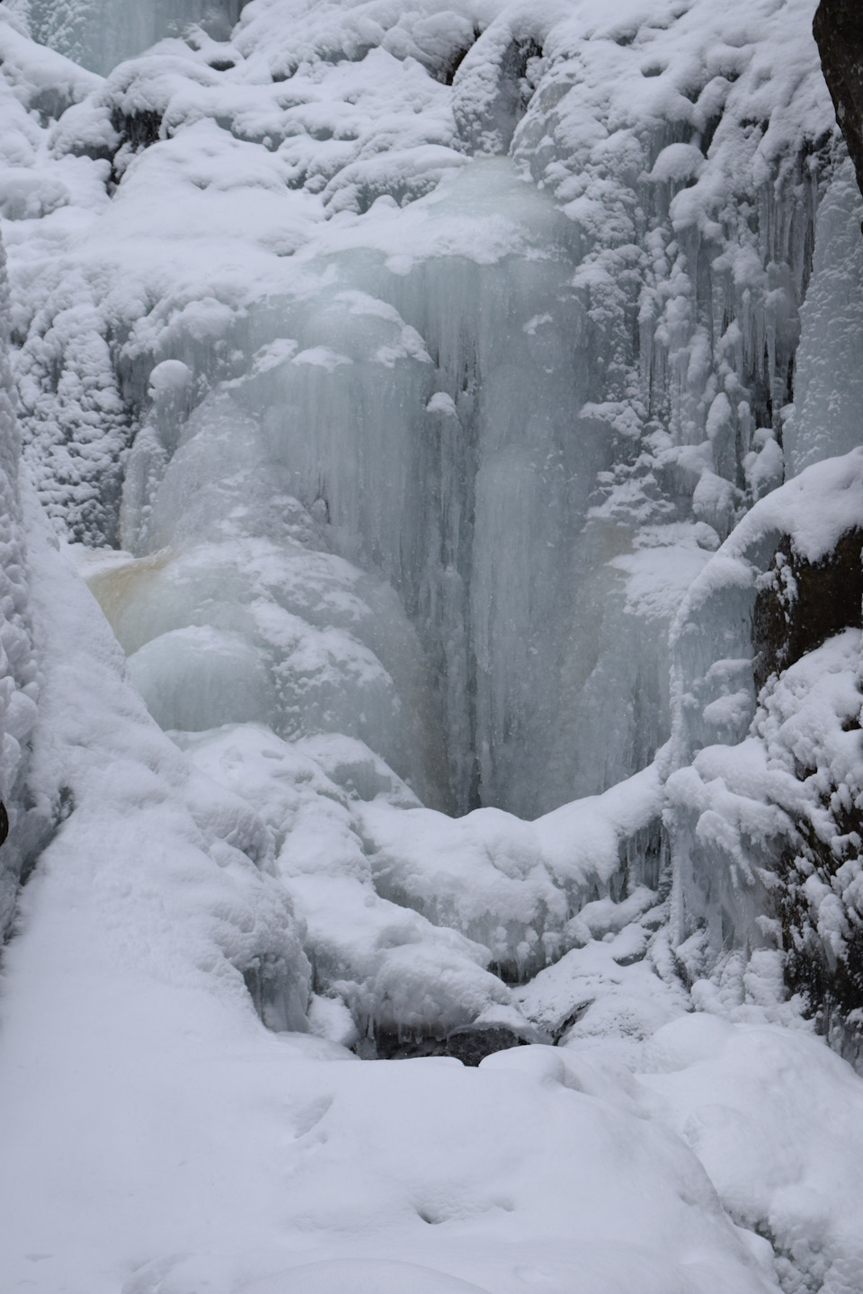 Гвелетский водопад зимой
