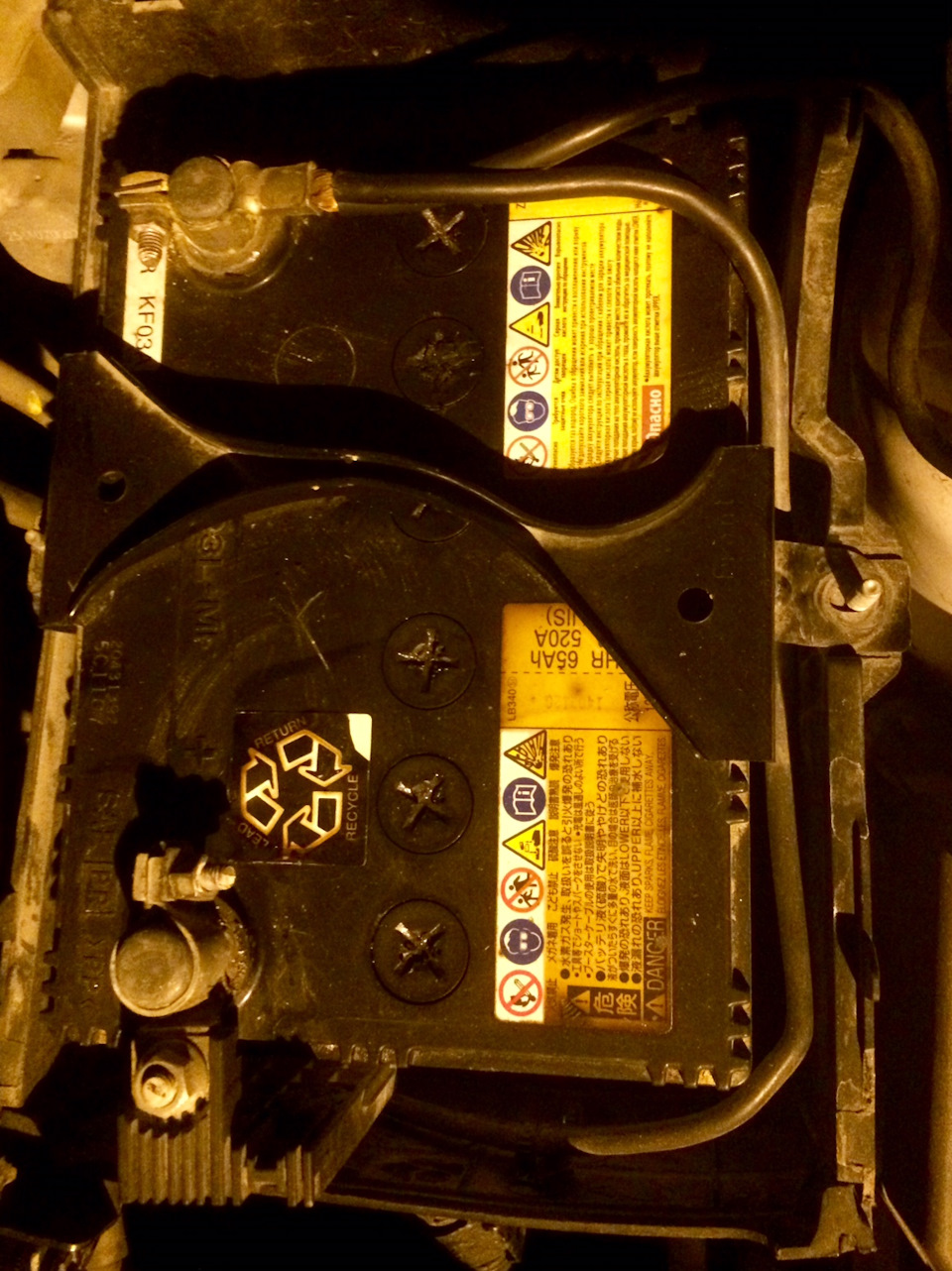 АКБ еще на матрехе и закреплен металлическим держателем.Соответственно для начала, я снял АКБ, открутив предварительно две гайки крепления. — Mazda 3 (2G) BL