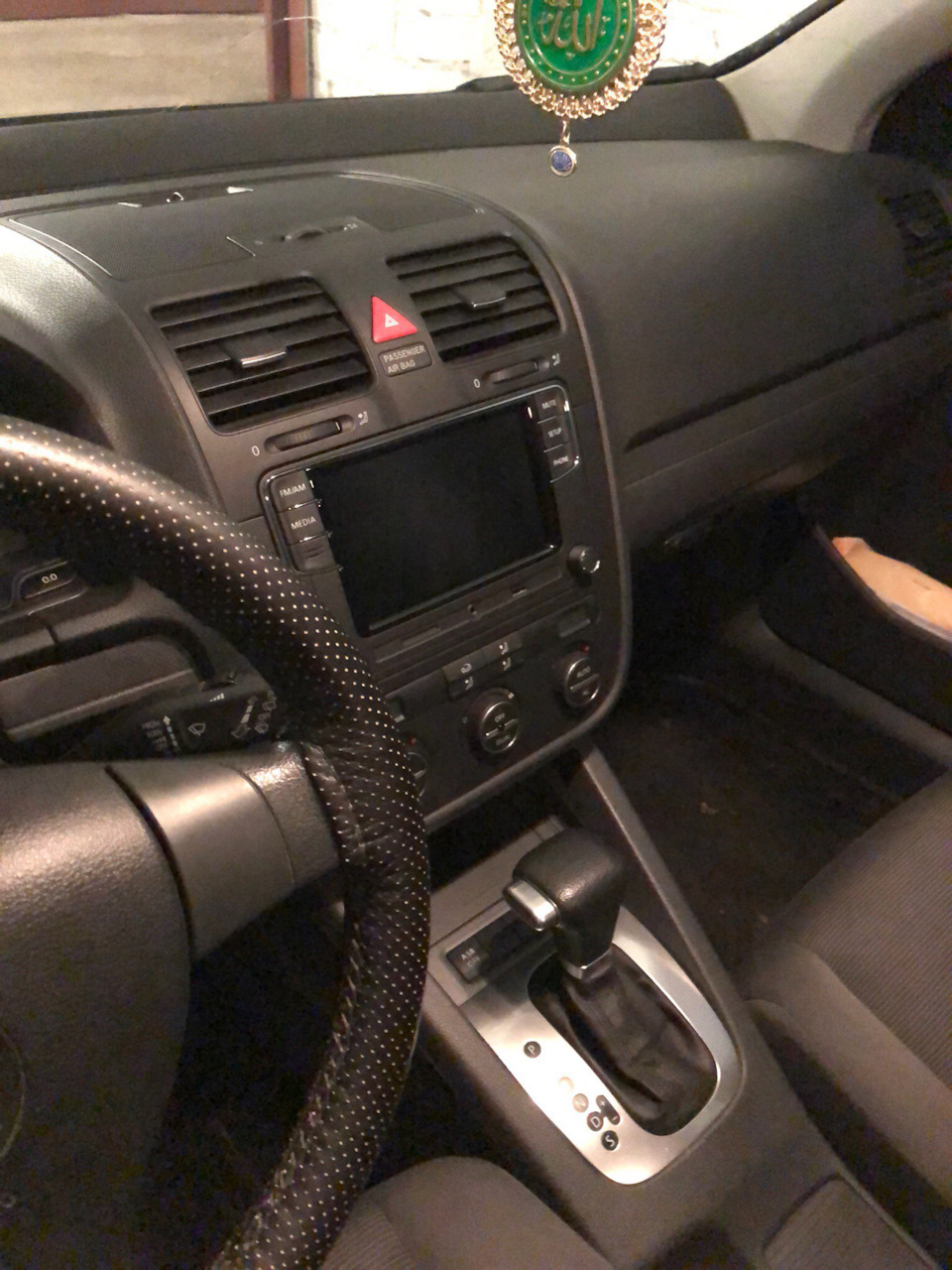 Установка магнитолы RCD-330 — Volkswagen Golf Mk5, 1,6 л, 2008 года ...