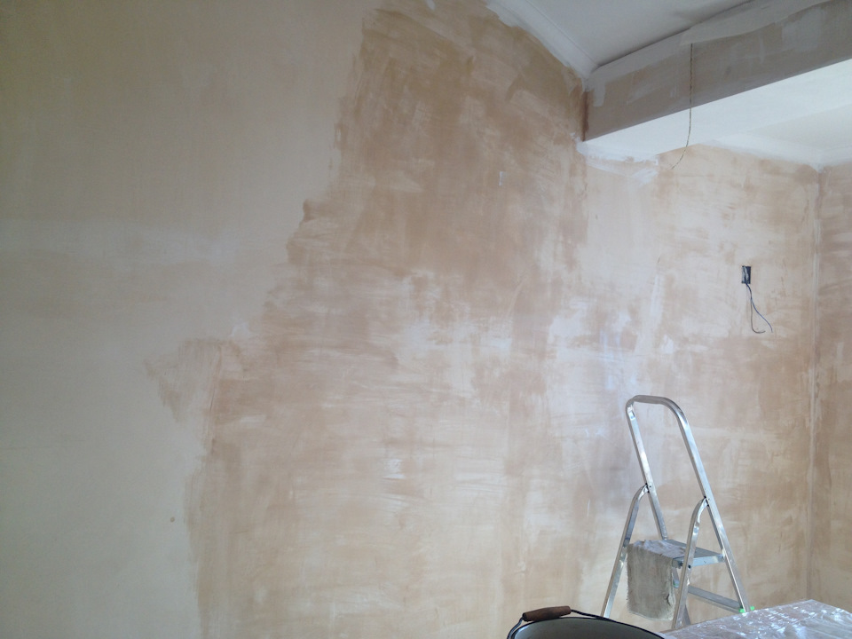 Пока я на работе, жена и тесть готовят стены под поклейку обоев ...