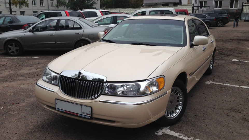 Lincoln town car iii. Смотреть фото Lincoln town car iii. Смотреть картинку Lincoln town car iii. Картинка про Lincoln town car iii. Фото Lincoln town car iii