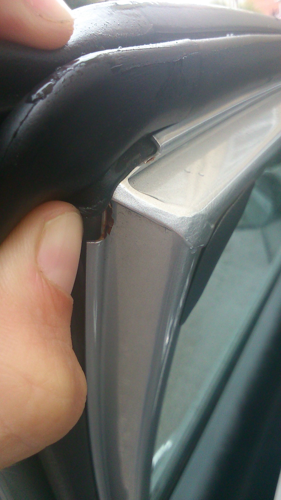 Солярис оцинкованный кузов или нет. Оцинковка кузова рено логан 2. Ржавчина на кромке капота. Катафорез цинк. Ржавеет крыша солярис.