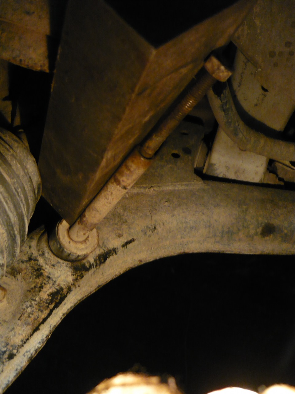 сверху металлический брусок, а стойку мы пытаемся выбить, безуспешно… — Daewoo Nexia (2G)