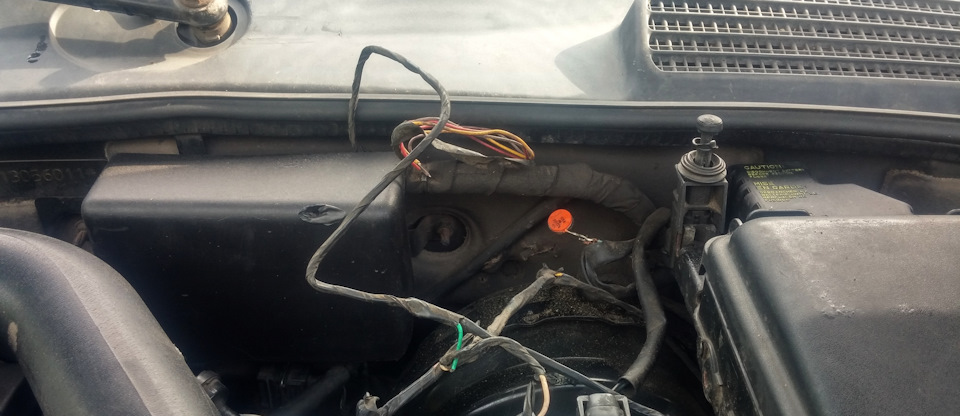 Сопли от предхоза. Примотан диод в цепи кнопки капота. — Saab 9-5 (1G)