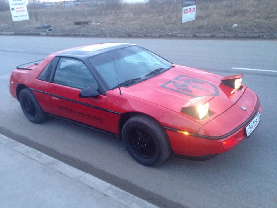 Fiero emotion 200. Понтиак Фиеро 1990. Понтиак Фиеро 1988 год. Понтиак Fiero 2 5. Pontiac Fiero 1990 года.