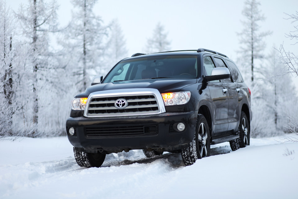 Toyota Sequoia 2016 черный