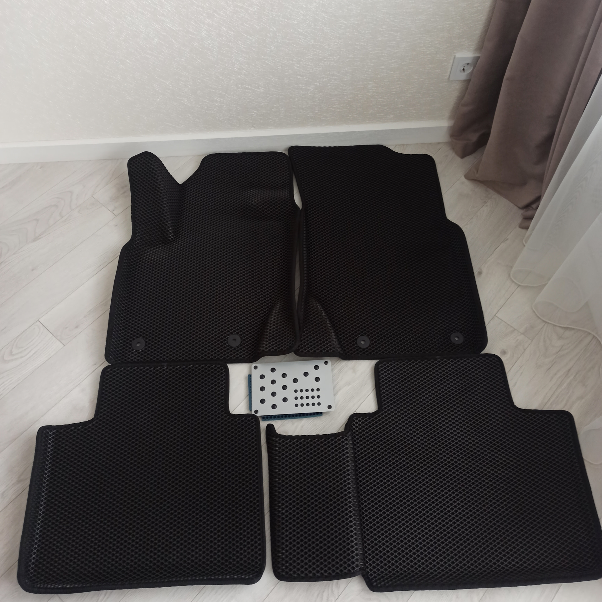 Евроковки на джели. Джили атлас ковры эва. Коврики джили атлас про. Коврики для geely atlas 2024. Коврики для geely atlas 2024.