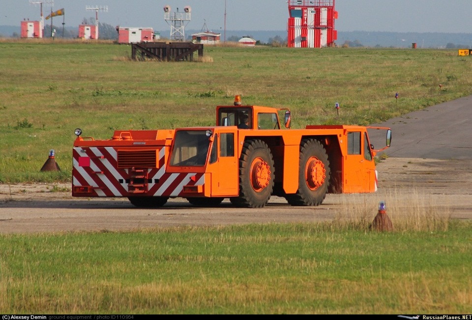 Самолетный тягач БЕЛАЗ