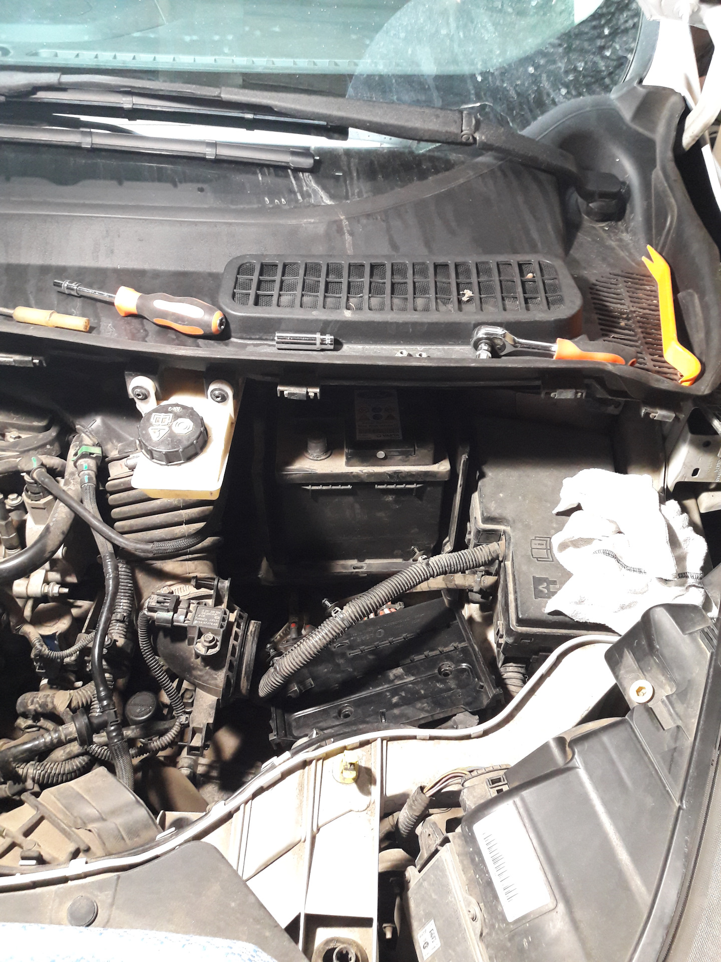 Замена аккумулятора — Ford Kuga (2G), 1,6 л, 2013 года | своими руками ...