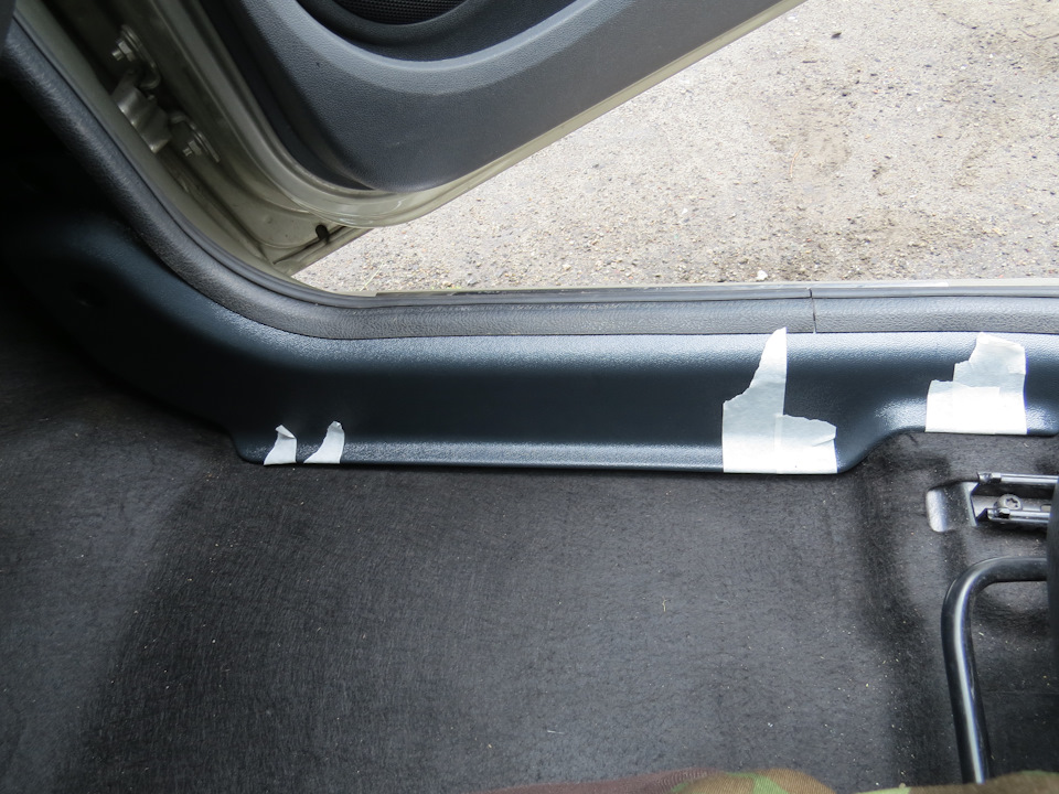 Наклеил малярный скотч на липучки, чтобы преждевременно не прицепились в ненужном месте. — Lada Ларгус