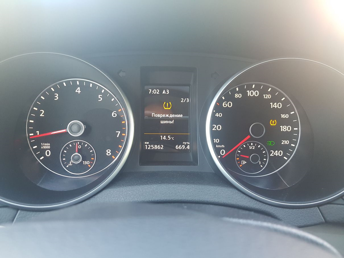 Volkswagen tiguan ошибки. Спидометр Volkswagen Tiguan 2014 года. Volkswagen Golf 2022 fuel indicator. Датчик давления шины Фольксваген поло 2019. Индикатор давления масла на Тигуан 2011 года.
