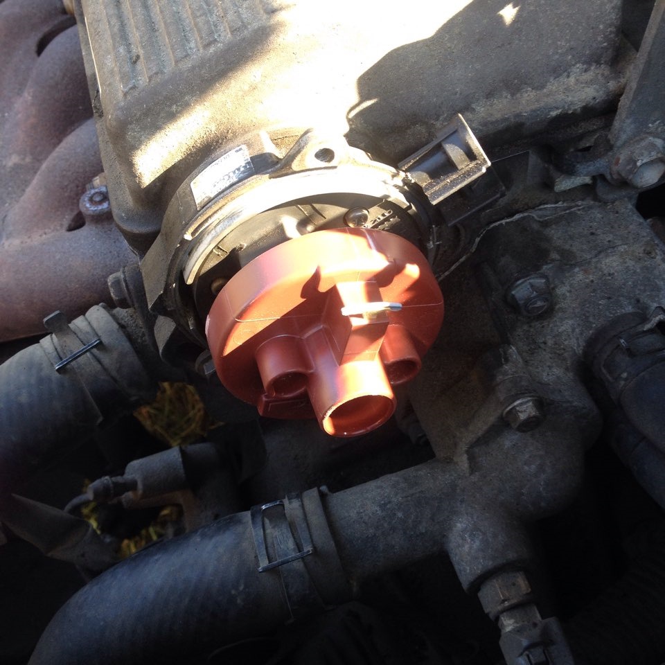 Замена крышки трамблера, прокладка и бегунок + свечи как по книжке ...