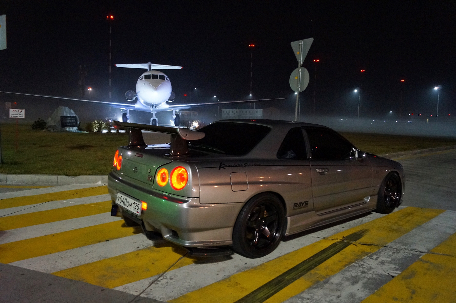 Nissan GTR 34 Skyline ночью