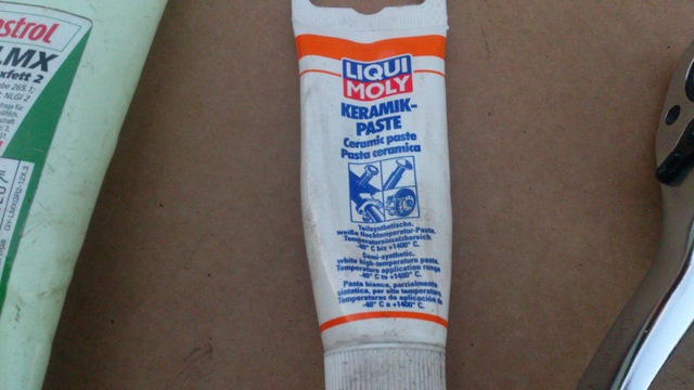 А этой смазкой смазал соприкосновения колодок с суппортом и поршнем. Керамическая смазка для термонагруженных узлов, до 1400 градусов. — Mazda CX-5 (1G)