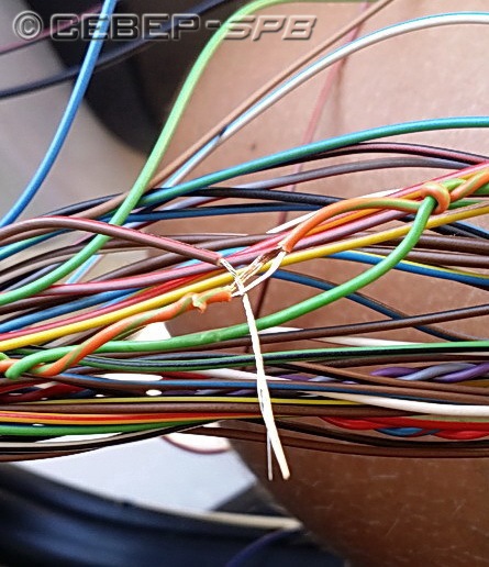 вставляем в промежуток наш зачищенный провод — BMW 1 series (F21)