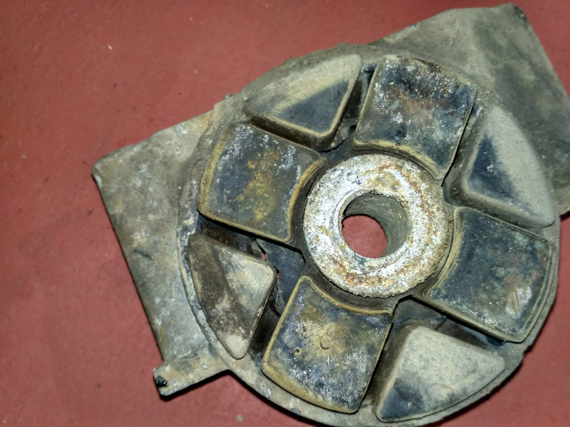 Замена подушек ДВС и КПП — Audi 80 (B4), 2 л, 1994 года | своими руками ...