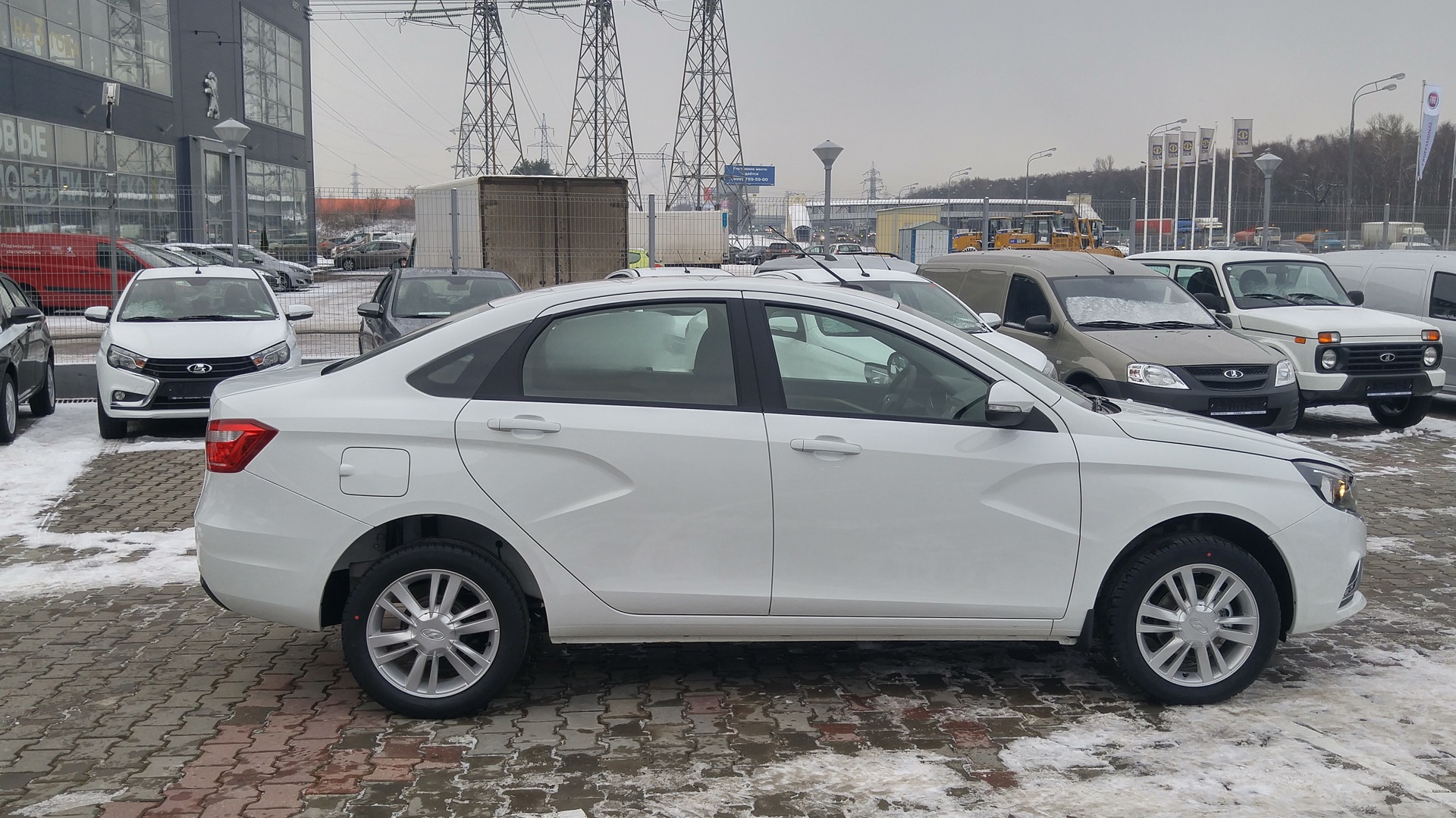 221 цвет гранта. Ледниковый 221. Лада гранта 221 ледниковый белый. Ледниковый 221. Молдинги на гранту седан.