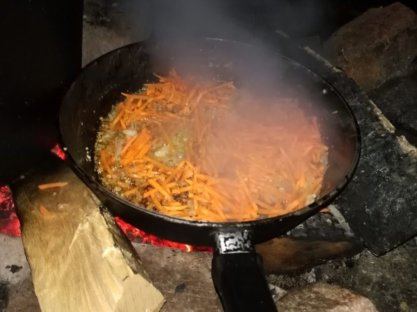 лапша домашняя с потрошками рецепт. 46fc4a1s 960. лапша домашняя с потрошками рецепт фото. лапша домашняя с потрошками рецепт-46fc4a1s 960. картинка лапша домашняя с потрошками рецепт. картинка 46fc4a1s 960. Думаю, что все помнят легендарную фразу Глеба Жеглова из знаменитого фильма «Место встречи изменить нельзя» про горяченький куриный супчик, да с потрошками! Вкусно сказал. Всегда после этой фразы представляешь наваристый куриный суп, прозрачный с небольшими желтыми плавающими жиринками. А если добавить в такой суп домашнюю лапшу — цены не будет такому горячему вкусному блюду. Готовим сегодня настоящий классический вкусный суп с куриными потрошками и домашней лапшой. Чтобы сварить прозрачный наваристый куриный суп, рецепт требует соблюдать некоторые хитрости. Я охотно поделюсь всеми секретами приготовления куриного супа. Следуйте за пошаговым изложением рецепта и у вас все получится. Приготовление куриного супа разделим на отдельные этапы: варку куриного бульона, замеса теста для лапши, приготовление лапши и затем собственно самого супа.