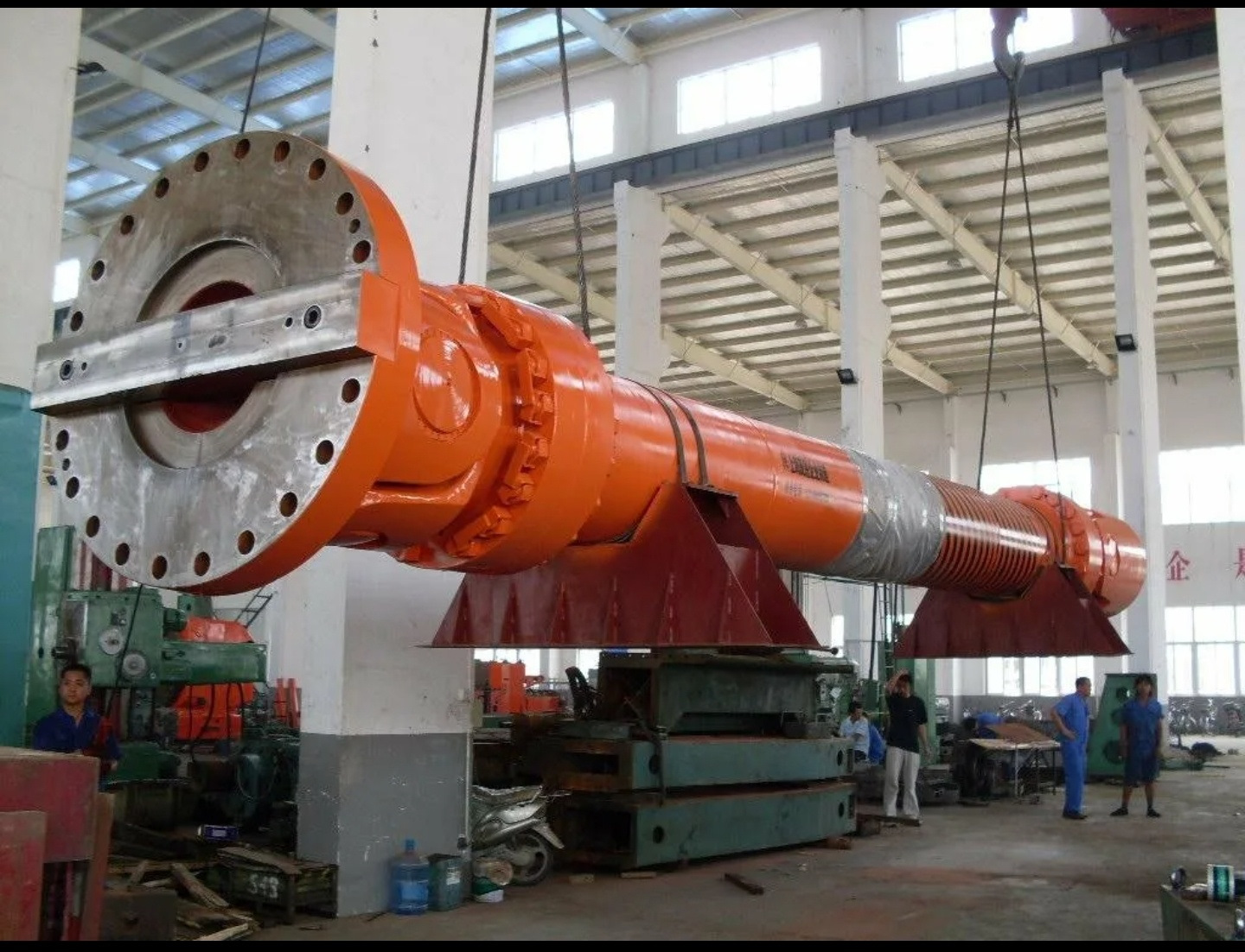 гуммирование, обрезинивание. вал на производстве. валы. вал металлический. валы для производства жидкой доски.