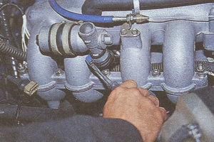 Где находится датчик холостого на газ