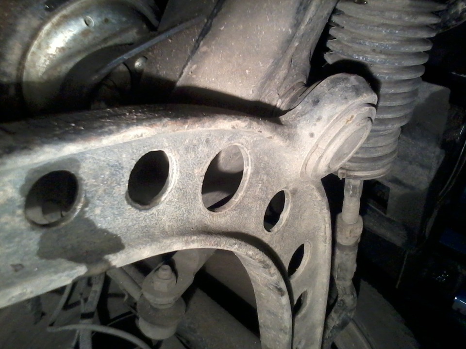 кидает на скорости. торможение автомобиля. ночной вид из машины. при торможении тянет руль влево. машину тянет в сторону причины.