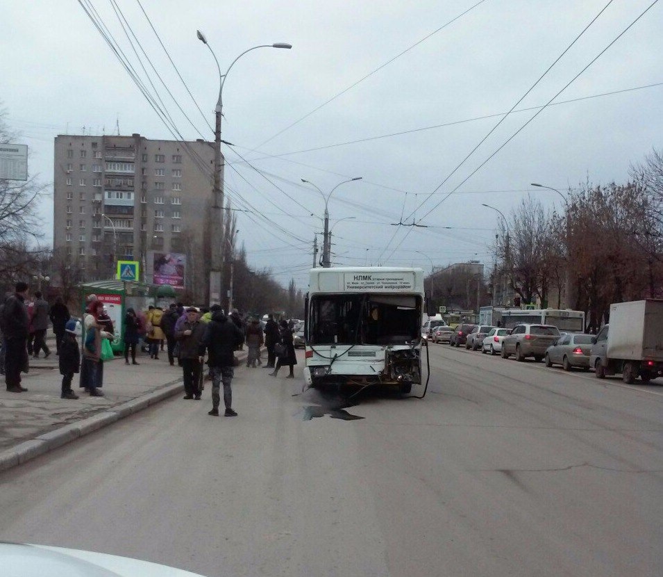 Маршрут 40 автобуса липецк. Приехали конечная. Ясный проезд автобусы столкнулись на. Исторические фото пересечения ул Ворошилова и Космонавтов в Воронеже.