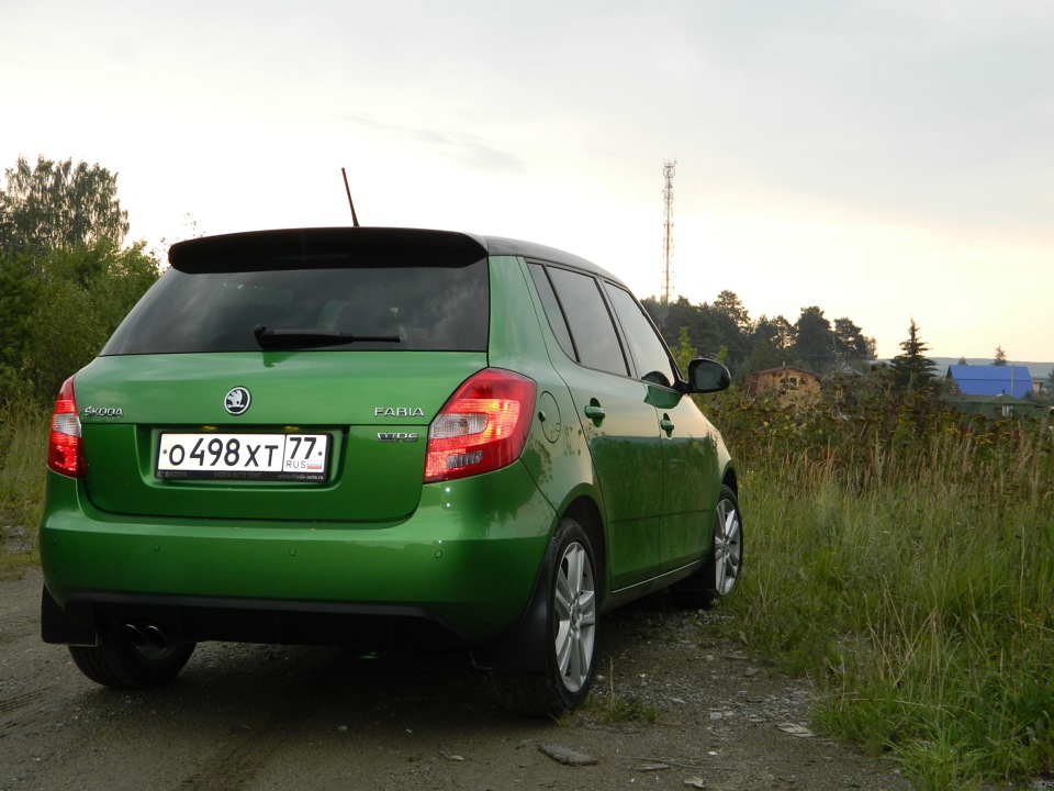 Skoda Fabia зеленая