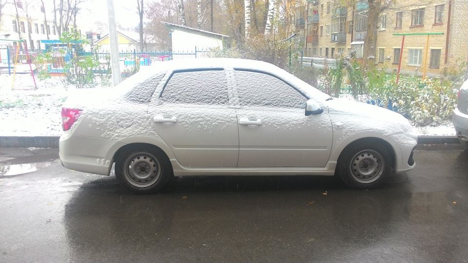 Первый снег или угрюмое фото на штампах… — Lada Гранта, 1,6 л, 2012 ...