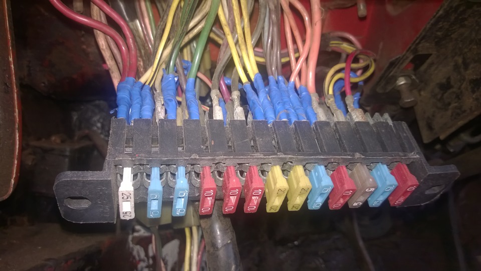 Cалон. Ч2. Блок предохранителей от Волги — Lada 4x4 3D, 1,6 л, 1979 ...