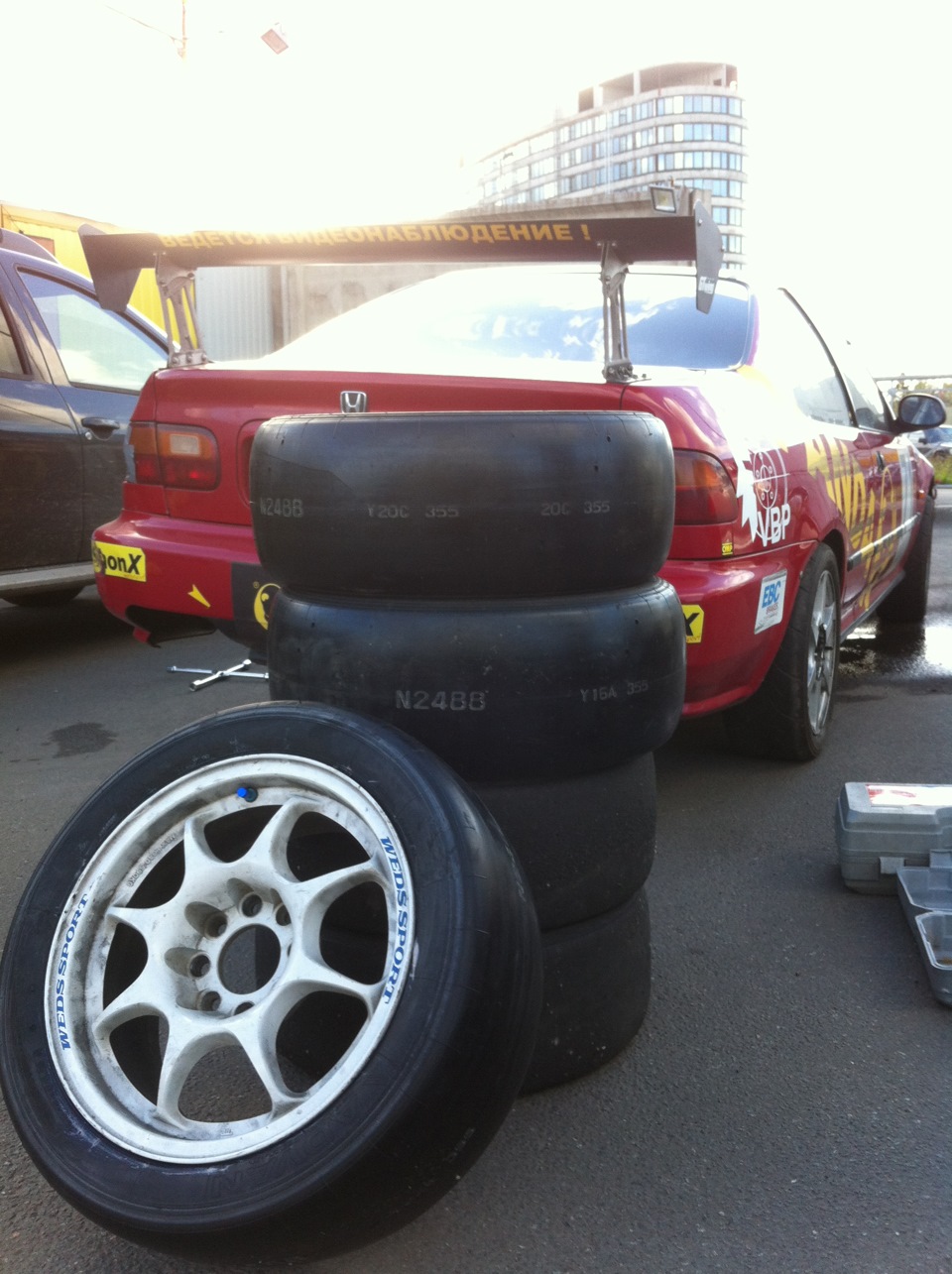 Резина слики что это. 472f96cs 960. Резина слики что это фото. Резина слики что это-472f96cs 960. картинка Резина слики что это. картинка 472f96cs 960. Слово slick в переводе с английского означает «гладкий», и это самый очевидный признак сликов — полное отсутствие какого-либо протектора или выступов. То есть, поверхность сликов абсолютно гладкая. Бытует мнение, что это и есть главное отличие сликов от других шин, но это не совсем так. В первую очередь, слики характеризуются малой жёсткостью резины (параметр treadwear). Если у гражданских шин она не опускается ниже 200 единиц, то у сликов treadwear — в районе 80 единиц. Резина слики что это. 472f96cs 960. Резина слики что это фото. Резина слики что это-472f96cs 960. картинка Резина слики что это. картинка 472f96cs 960. Слово slick в переводе с английского означает «гладкий», и это самый очевидный признак сликов — полное отсутствие какого-либо протектора или выступов. То есть, поверхность сликов абсолютно гладкая. Бытует мнение, что это и есть главное отличие сликов от других шин, но это не совсем так. В первую очередь, слики характеризуются малой жёсткостью резины (параметр treadwear). Если у гражданских шин она не опускается ниже 200 единиц, то у сликов treadwear — в районе 80 единиц.